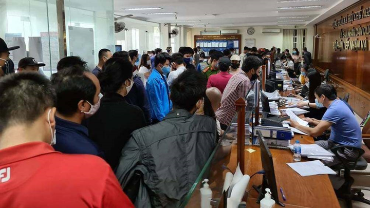 Nghìn người chen chân như ong vỡ tổ làm giấy xác nhận xe ra vào TP Hải Phòng - 1