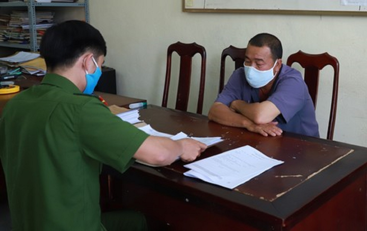 Vi phạm lệnh cấm bị xử lý, chủ quán cà phê lao vào đánh công an - 1