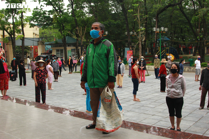 Người lao động nghèo rơi nước mắt nhận gạo từ 'cây ATM' rút gạo bằng chân - 4