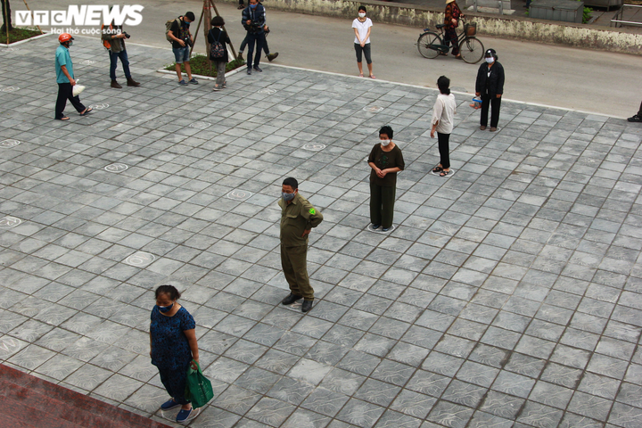 Người lao động nghèo rơi nước mắt nhận gạo từ 'cây ATM' rút gạo bằng chân - 3