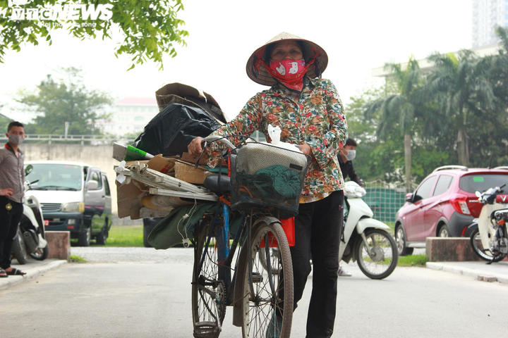 Người lao động nghèo rơi nước mắt nhận gạo từ 'cây ATM' rút gạo bằng chân - 10