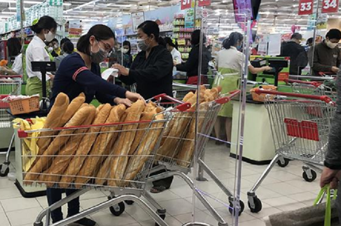 COVID-19: Siêu thị lớn giảm mạnh doanh thu, 'chợ' online tấp nập mua bán - 1