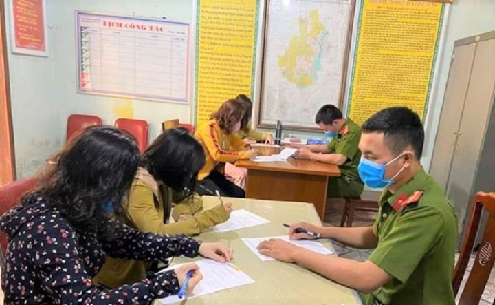 Ngồi 'buôn chuyện' trước cửa hàng , 4 phụ nữ ở Nghệ An bị phạt - 1