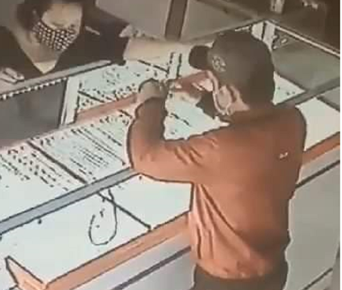 Nam thanh niên giật 2 sợi dây chuyền trên tay nữ chủ tiệm vàng ở TP.HCM - 1