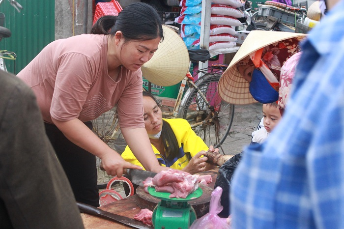 Cảng cá Hà Tĩnh đông đúc, dân vô tư không đeo khẩu trang giữa mùa dịch COVID-19 - 5