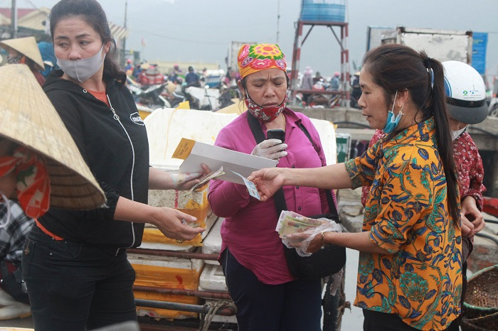 Cảng cá Hà Tĩnh đông đúc, dân vô tư không đeo khẩu trang giữa mùa dịch COVID-19 - 2