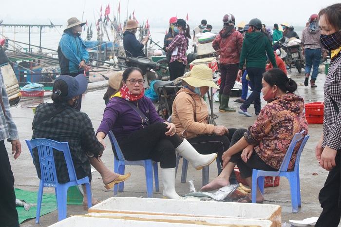 Cảng cá Hà Tĩnh đông đúc, dân vô tư không đeo khẩu trang giữa mùa dịch COVID-19 - 3