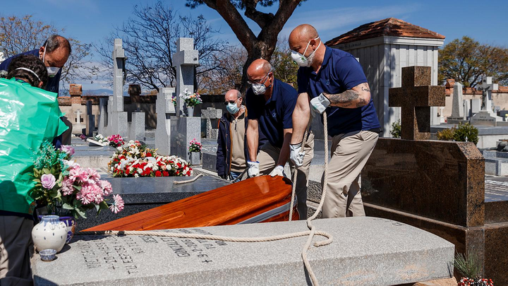 Đại dịch COVID-19 ngày 12/4: Số người chết tại Mỹ vượt mốc 20.000 - 1