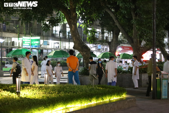 Y, bác sĩ vỡ òa cảm xúc giây phút Bệnh viện Bạch Mai được dỡ bỏ lệnh cách ly - 7