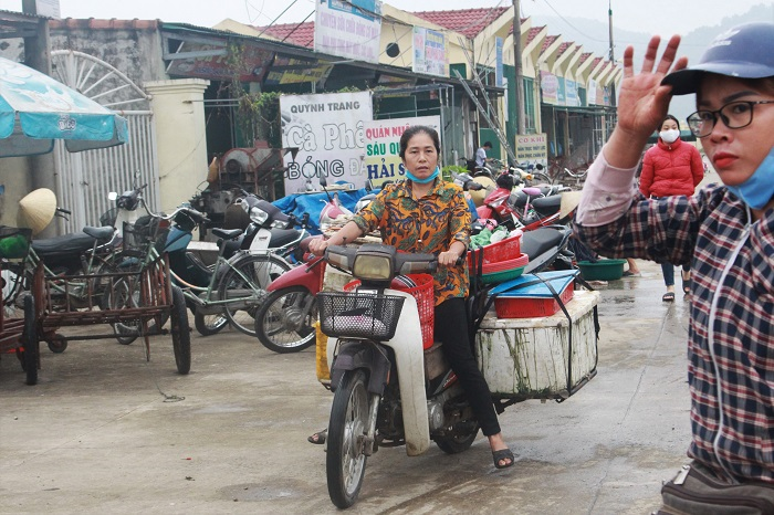Cảng cá Hà Tĩnh đông đúc, dân vô tư không đeo khẩu trang giữa mùa dịch COVID-19 - 7