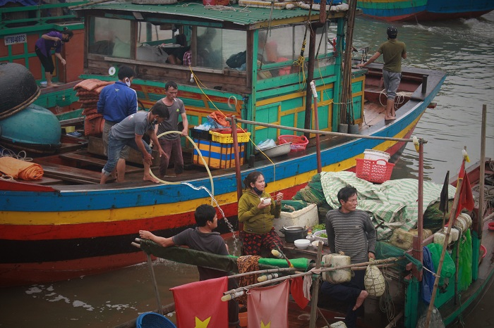 Cảng cá Hà Tĩnh đông đúc, dân vô tư không đeo khẩu trang giữa mùa dịch COVID-19 - 4