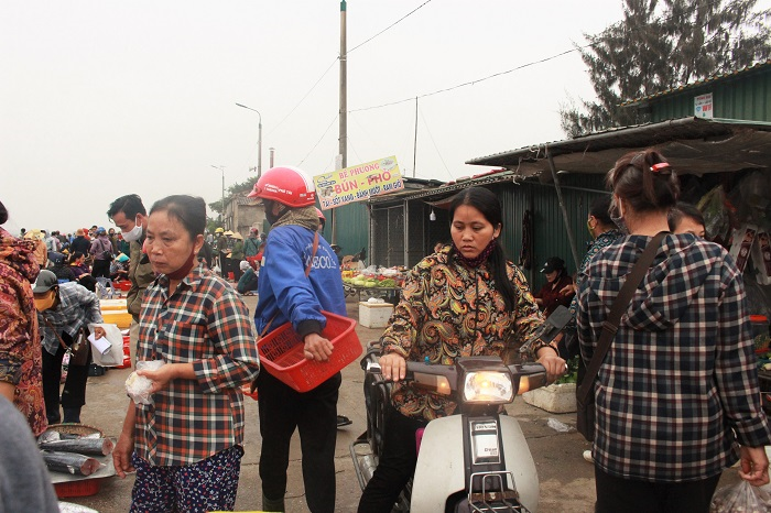 Cảng cá Hà Tĩnh đông đúc, dân vô tư không đeo khẩu trang giữa mùa dịch COVID-19 - 6