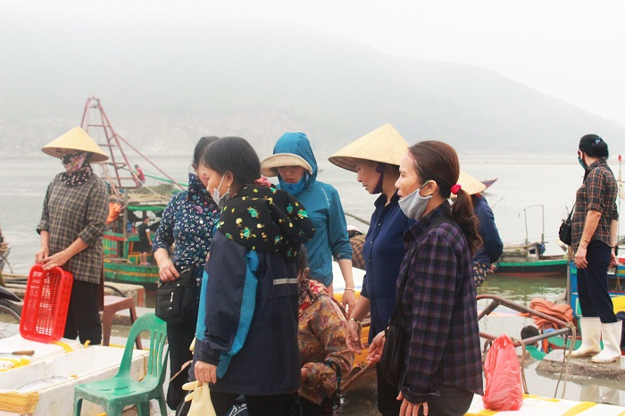 Cảng cá Hà Tĩnh đông đúc, dân vô tư không đeo khẩu trang giữa mùa dịch COVID-19 - 8