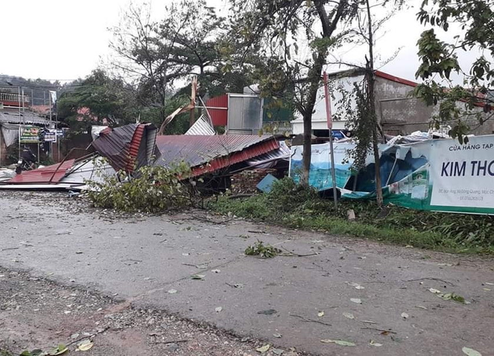 Mưa lốc trong đêm cuốn bay hàng loạt mái nhà ở Sơn La - 5