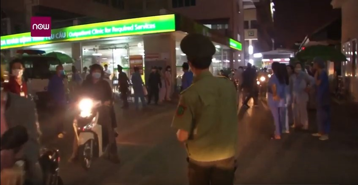 Y, bác sĩ vỡ òa cảm xúc giây phút Bệnh viện Bạch Mai được dỡ bỏ lệnh cách ly - 9