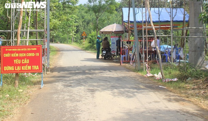 Bị yêu cầu đeo khẩu trang, nam thanh niên cầm mũ bảo hiểm đánh cán bộ - 1