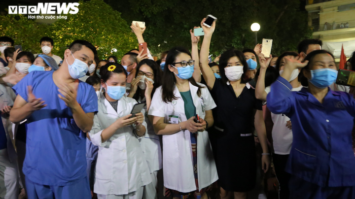 Y, bác sĩ vỡ òa cảm xúc giây phút Bệnh viện Bạch Mai được dỡ bỏ lệnh cách ly - 4