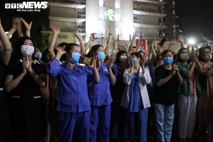 Y, bác sĩ vỡ òa cảm xúc giây phút Bệnh viện Bạch Mai được dỡ bỏ lệnh cách ly - 5