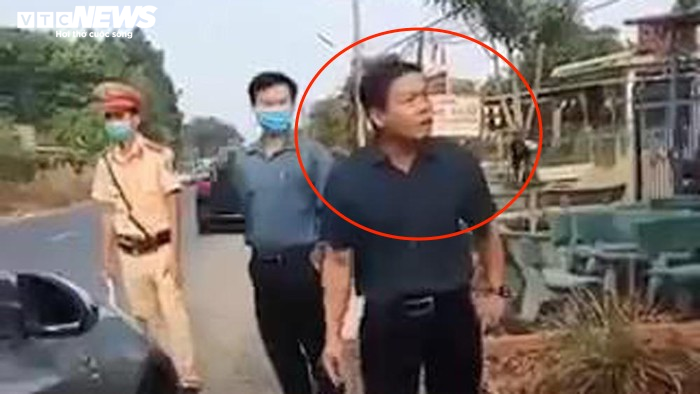 Xử nghiêm Phó Chủ tịch HĐND huyện văng tục, đập bàn tại chốt kiểm dịch COVID-19 - 1