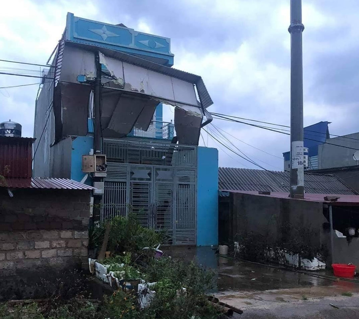 Mưa lốc trong đêm cuốn bay hàng loạt mái nhà ở Sơn La - 1