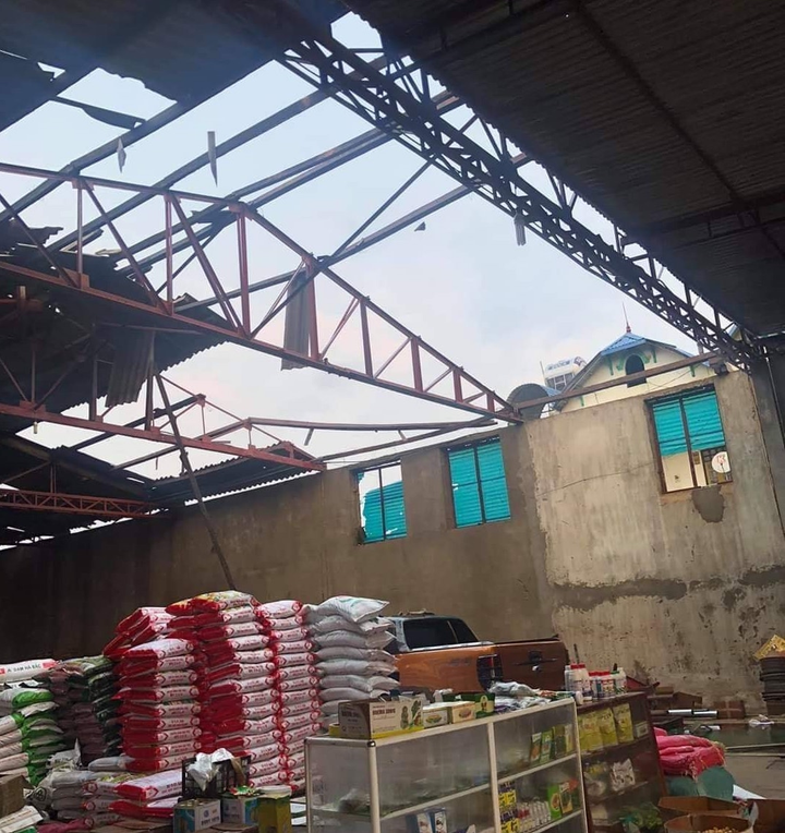 Mưa lốc trong đêm cuốn bay hàng loạt mái nhà ở Sơn La - 2