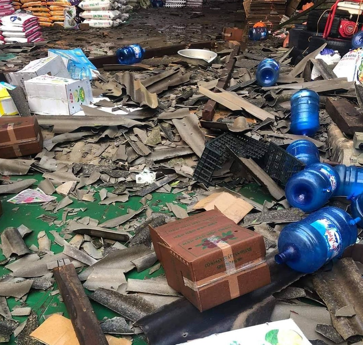 Mưa lốc trong đêm cuốn bay hàng loạt mái nhà ở Sơn La - 3