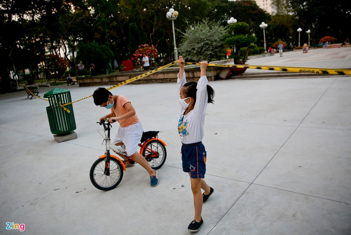 Ảnh: Dân TP.HCM gỡ dây phong tỏa để vào công viên tập thể dục - 10