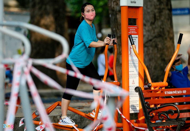 Ảnh: Dân TP.HCM gỡ dây phong tỏa để vào công viên tập thể dục - 2