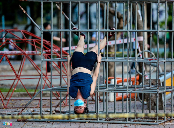 Ảnh: Dân TP.HCM gỡ dây phong tỏa để vào công viên tập thể dục - 3