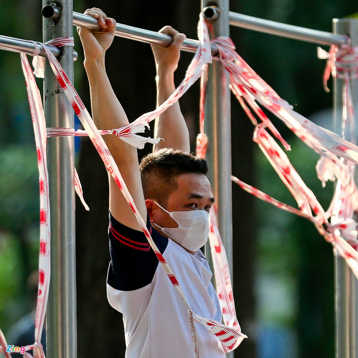 Ảnh: Dân TP.HCM gỡ dây phong tỏa để vào công viên tập thể dục - 4