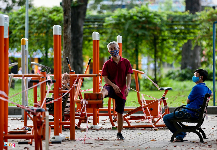 Ảnh: Dân TP.HCM gỡ dây phong tỏa để vào công viên tập thể dục - 5