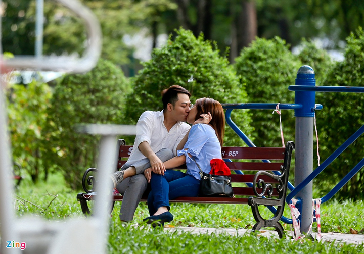 Ảnh: Dân TP.HCM gỡ dây phong tỏa để vào công viên tập thể dục - 6