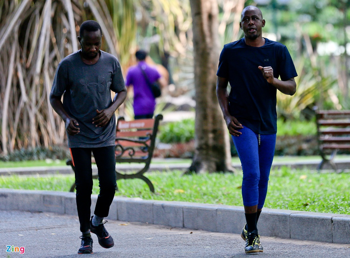 Ảnh: Dân TP.HCM gỡ dây phong tỏa để vào công viên tập thể dục - 7