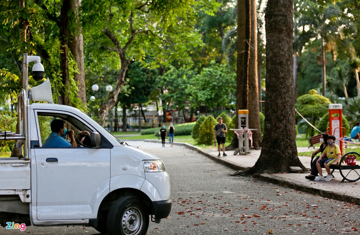 Ảnh: Dân TP.HCM gỡ dây phong tỏa để vào công viên tập thể dục - 8