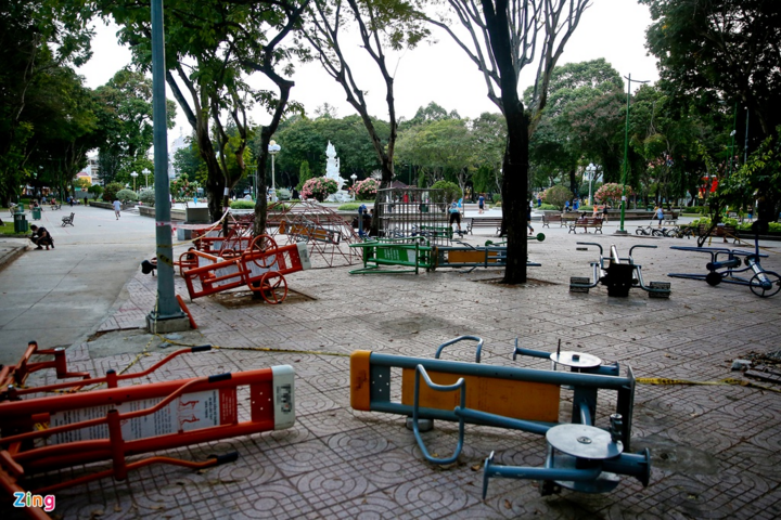 Ảnh: Dân TP.HCM gỡ dây phong tỏa để vào công viên tập thể dục - 9