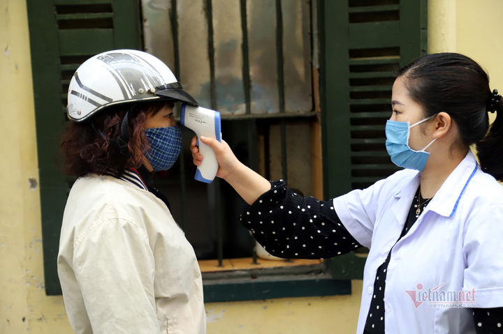 Phố cổ Hà Nội kẻ vạch vôi, ngăn người mua bán tiếp xúc gần - 11