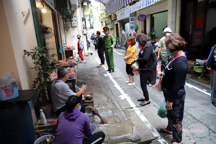 Phố cổ Hà Nội kẻ vạch vôi, ngăn người mua bán tiếp xúc gần - 13