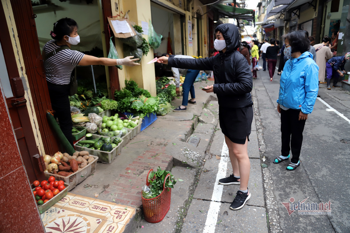 Phố cổ Hà Nội kẻ vạch vôi, ngăn người mua bán tiếp xúc gần - 14