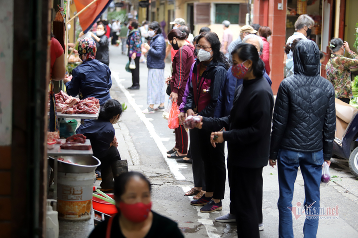 Phố cổ Hà Nội kẻ vạch vôi, ngăn người mua bán tiếp xúc gần - 15