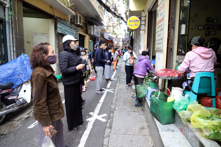 Phố cổ Hà Nội kẻ vạch vôi, ngăn người mua bán tiếp xúc gần - 16