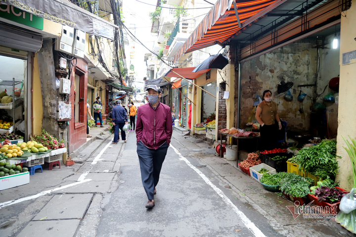 Phố cổ Hà Nội kẻ vạch vôi, ngăn người mua bán tiếp xúc gần - 17
