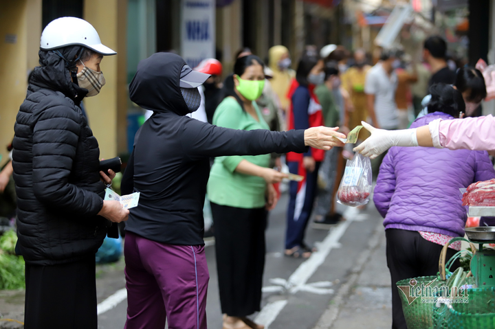 Phố cổ Hà Nội kẻ vạch vôi, ngăn người mua bán tiếp xúc gần - 6