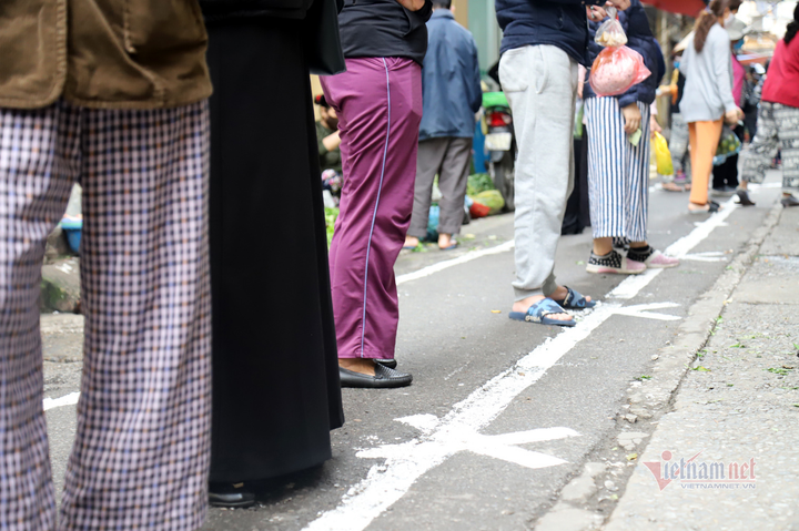 Phố cổ Hà Nội kẻ vạch vôi, ngăn người mua bán tiếp xúc gần - 7