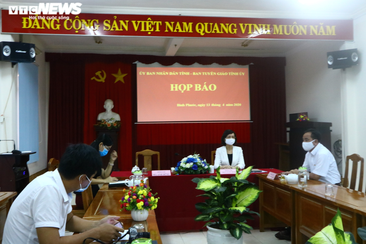 Có xử lý hình sự Phó Chủ tịch HĐND huyện văng tục, đập bàn tại chốt kiểm dịch? - 1