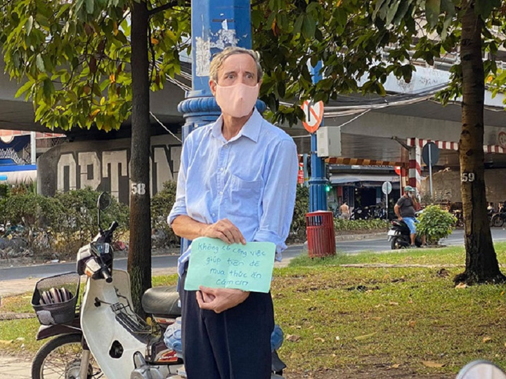 Thầy giáo Tây mất việc, xin 'giúp tiền mua thức ăn' khiến nhiều người chạnh lòng - 1