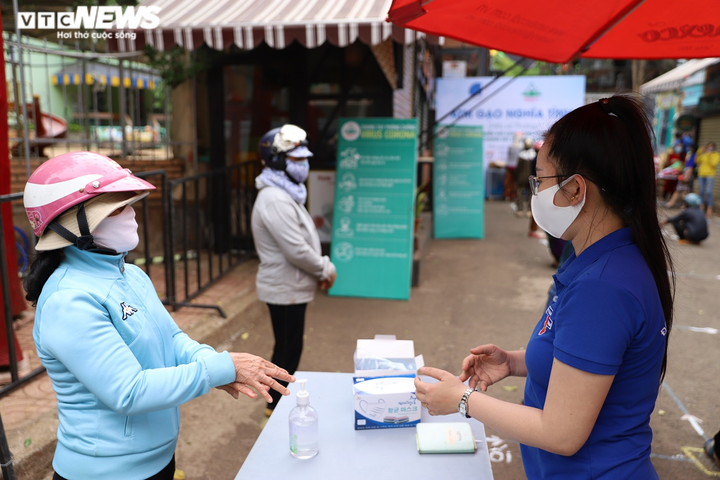 Ảnh: Cây 'ATM gạo' miễn phí cho người nghèo đầu tiên ở Tây Nguyên - 6