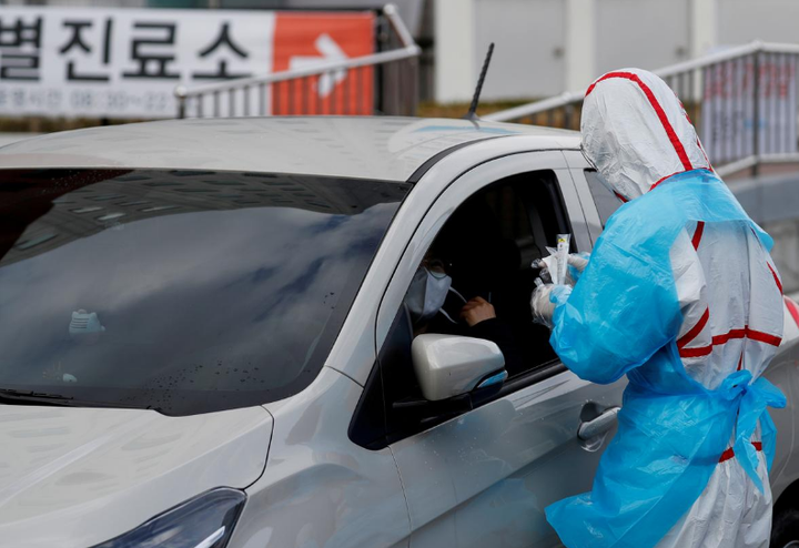 Hàn Quốc chuyển 600.000 bộ kit xét nghiệm COVID-19 sang Mỹ - 1