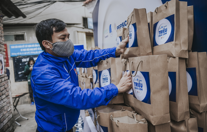 'Triệu bữa cơm' đến với người dân 'xóm chạy thận' - 2