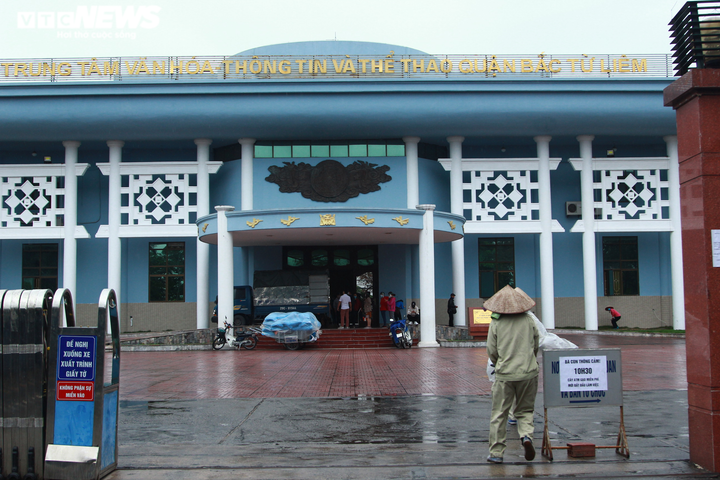 Người nghèo đội mưa đến nhận gạo miễn phí từ 'cây ATM' ở Hà Nội - 2