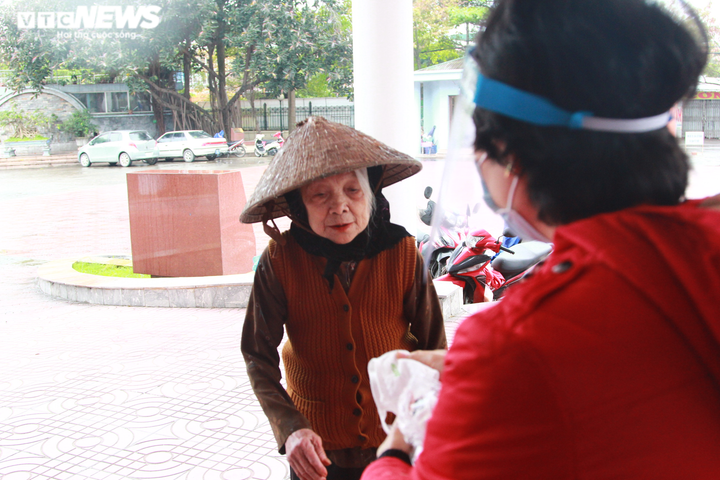 Người nghèo đội mưa đến nhận gạo miễn phí từ 'cây ATM' ở Hà Nội - 5